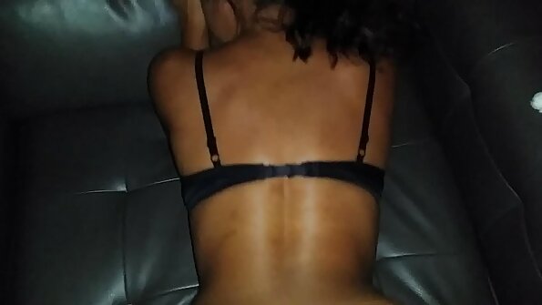 Heiß im Trab Ebony entblößt sich geile reife titten im Casting-Porno-Video